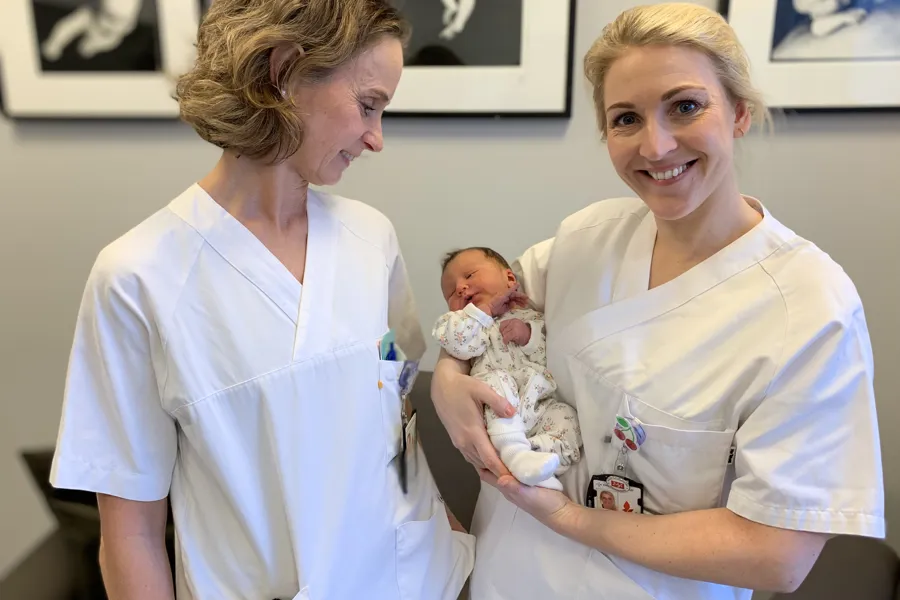 Sykepleiere med baby