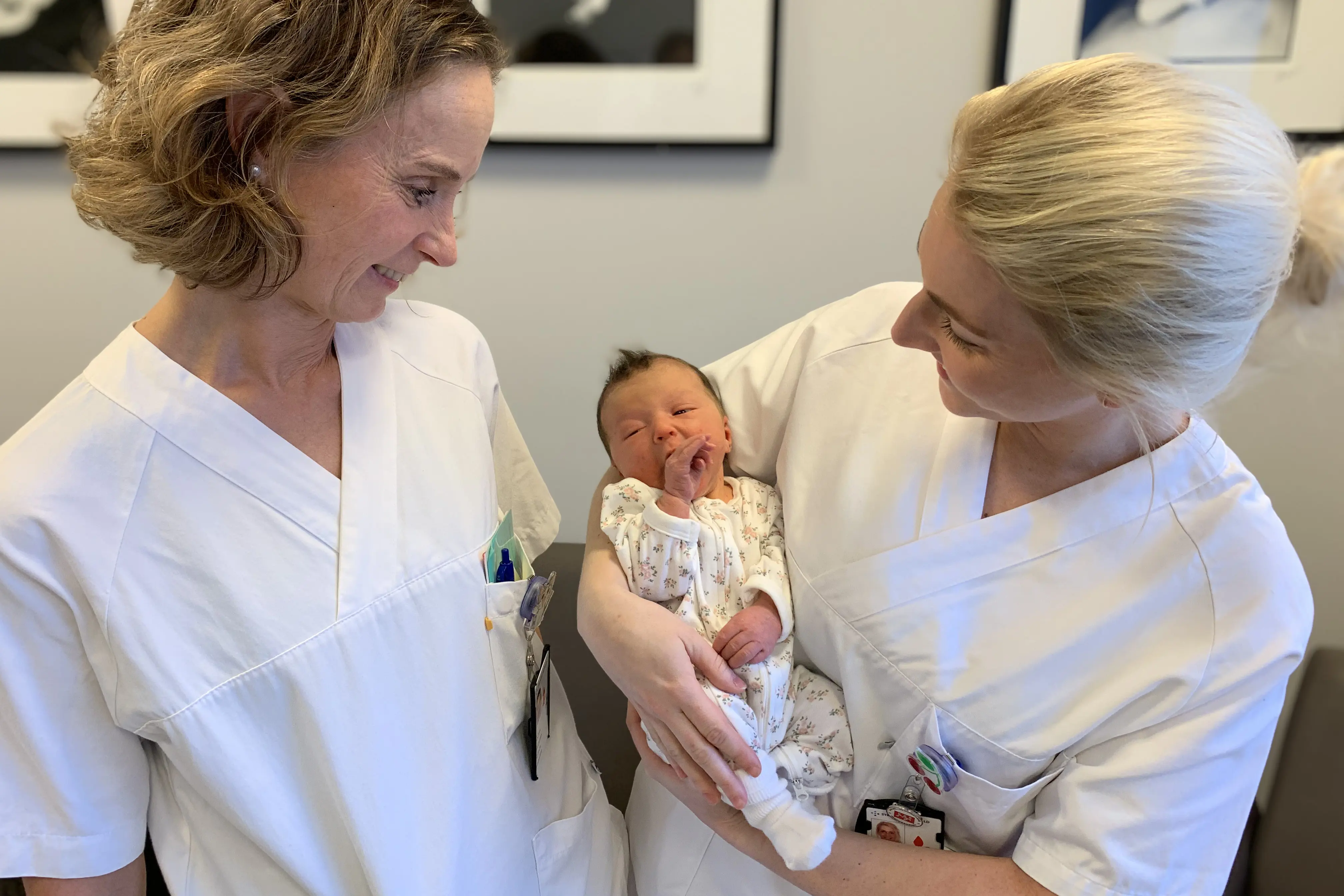 Sykepleiere med baby