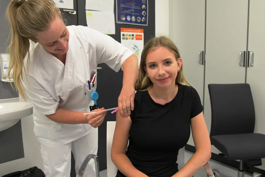 En lege som undersøker en kvinnes ben