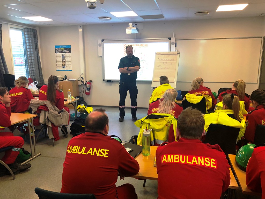 Teoriundervisning under ambulanseoperativt kurs