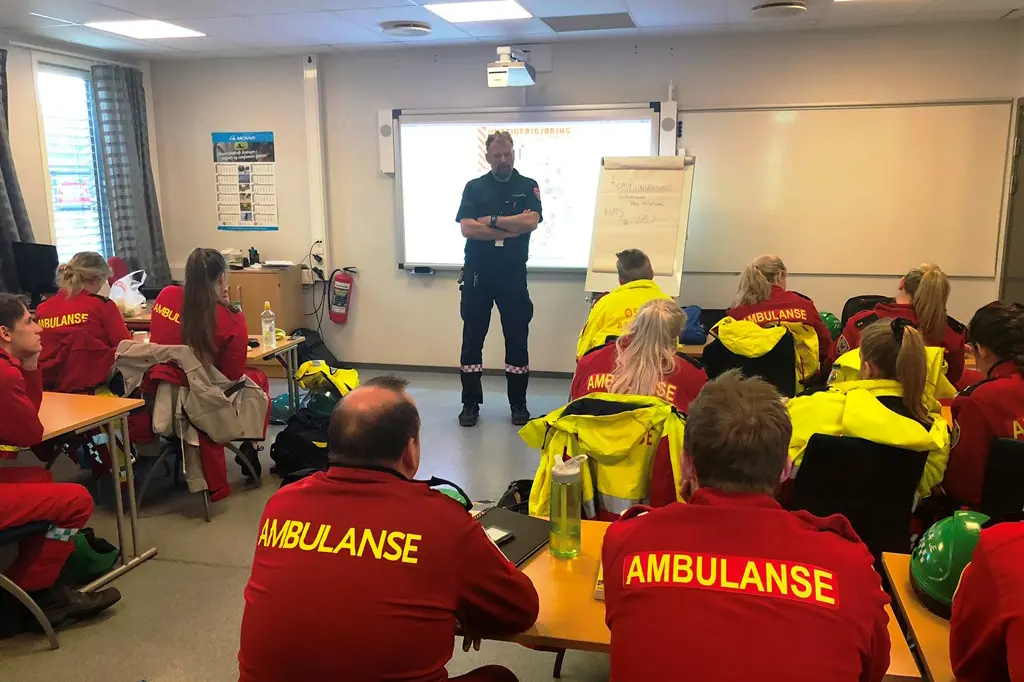 Teoriundervisning under ambulanseoperativt kurs