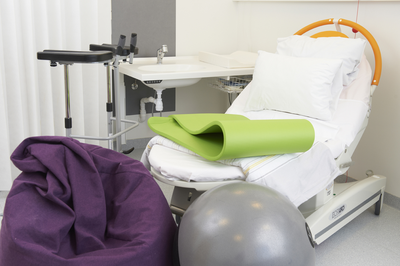 Hjelpemidler under fødsel: fødestol, saccosekk, prekestol, ball