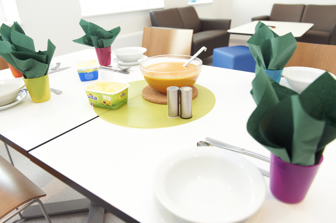 Bilde av et dekket bord