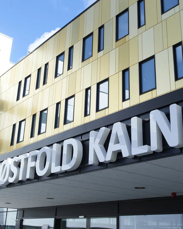 Bilde av skiltet ved hovedinngangen hvor det står Sykehuset Østfold Kalnes