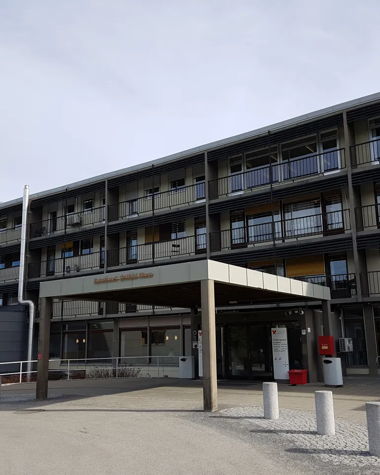 Bilde av hovedinngangen ved sykehuset i Moss