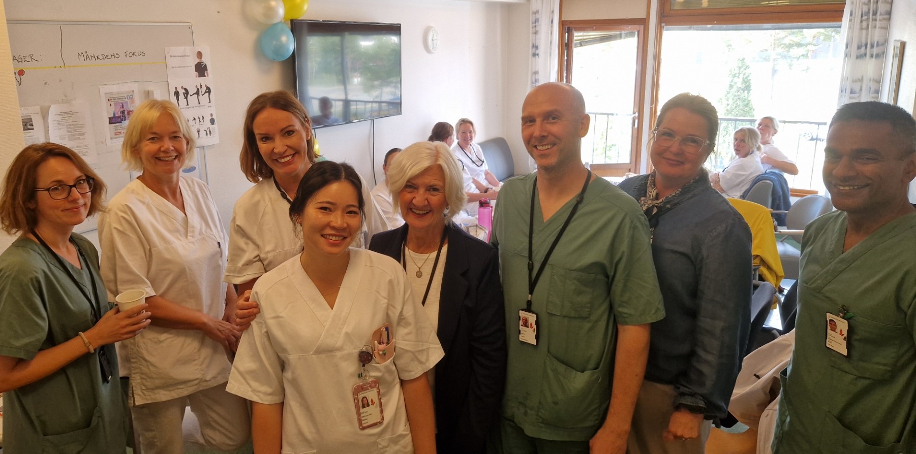 Fra venstre: Overlege Guro Stave, sekretær Torill Avdal, seksjonsleder kirurgisk poliklinikk Anne Lene Gabrielsen, sekretær Dina Pham, rådgiver Lisbeth Brenna, seksjonsleder plastikkirurgi Martin Byholt, rådgiver Mona Gundersen og overlege Ashwin Reddy.