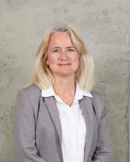 En person i grå dress