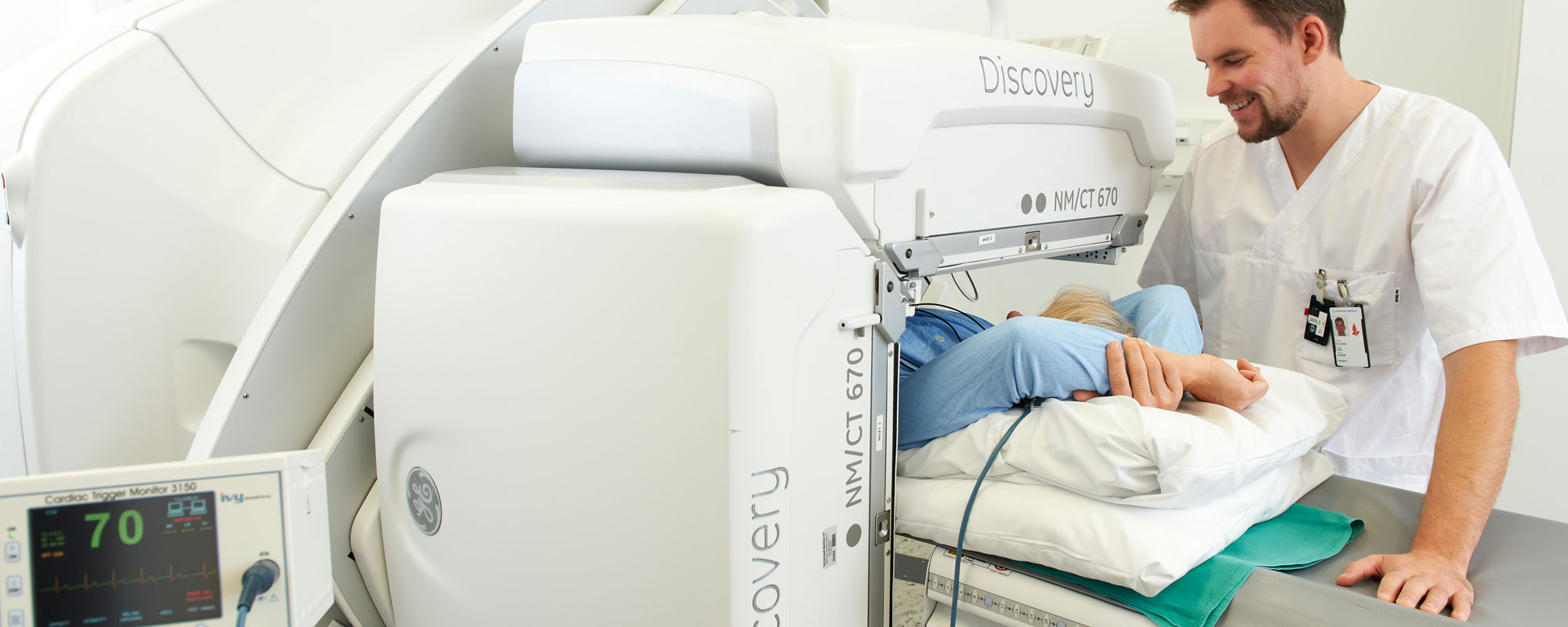 En mann som holder en baby