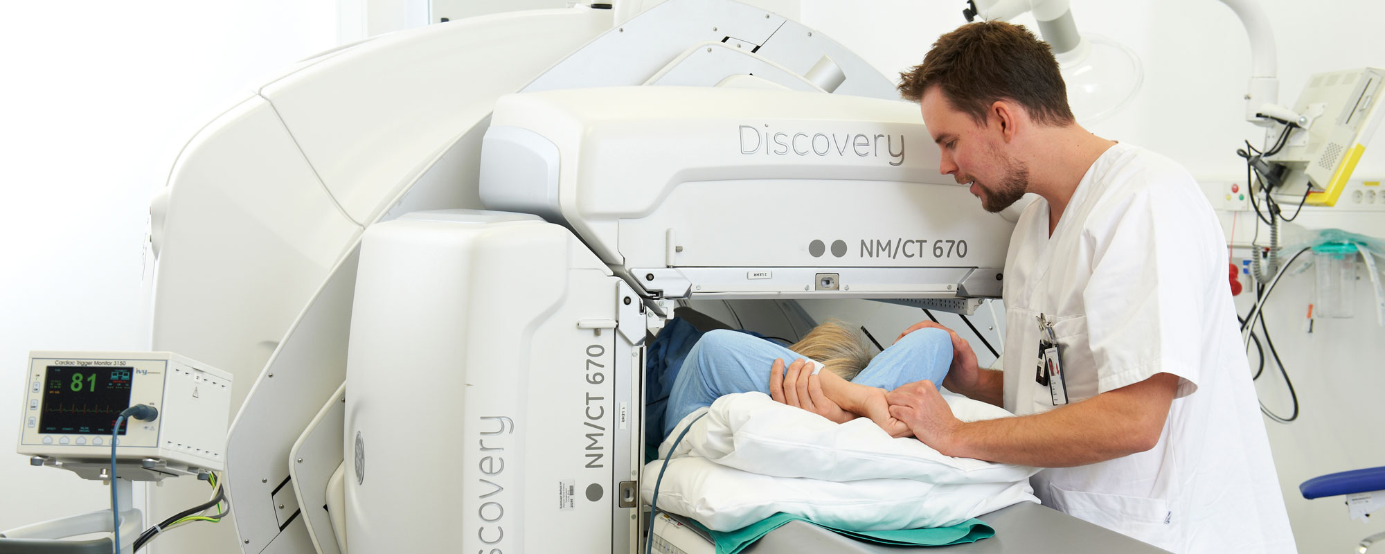 En lege som holder en baby