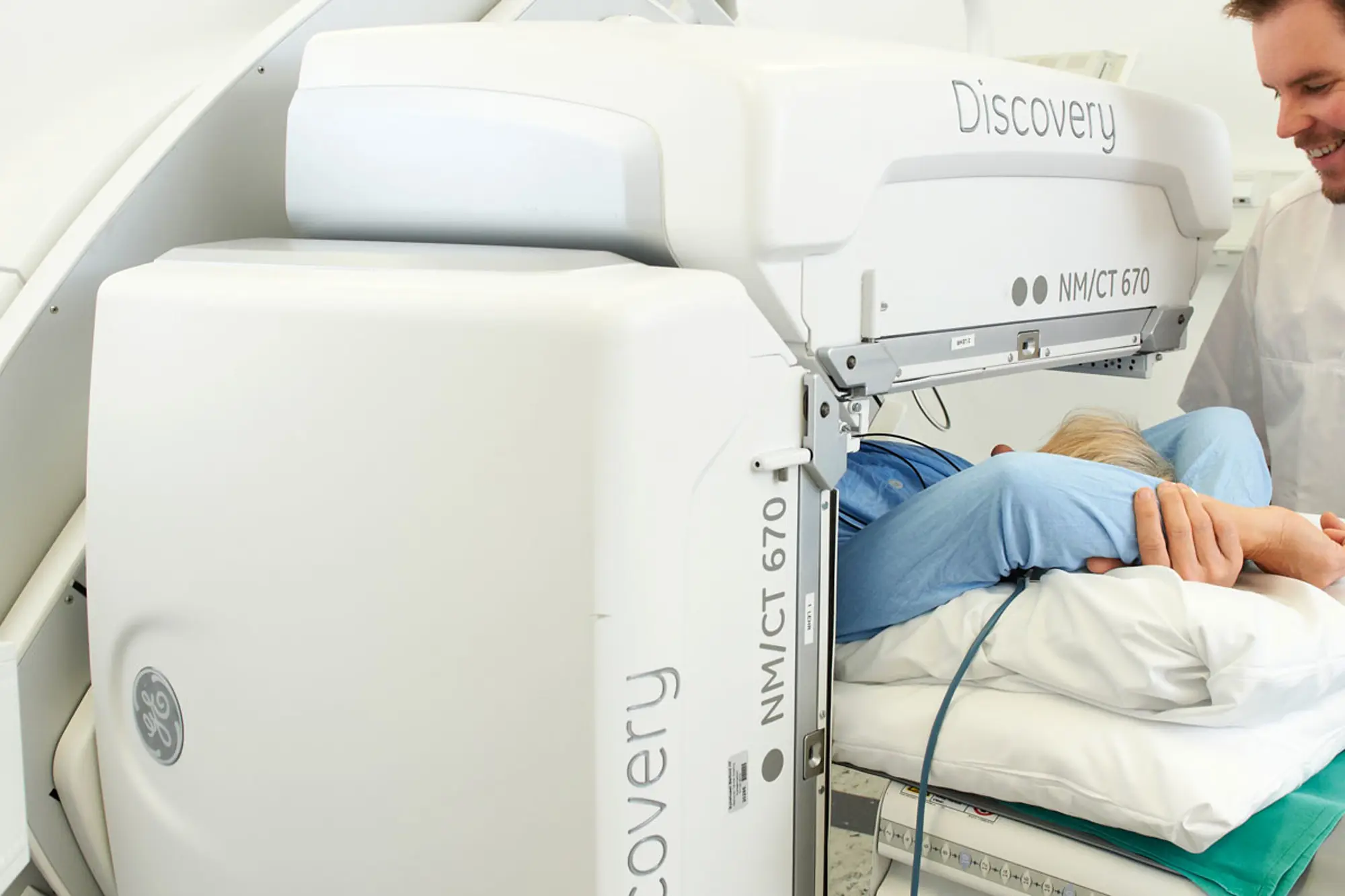 En mann som holder en baby