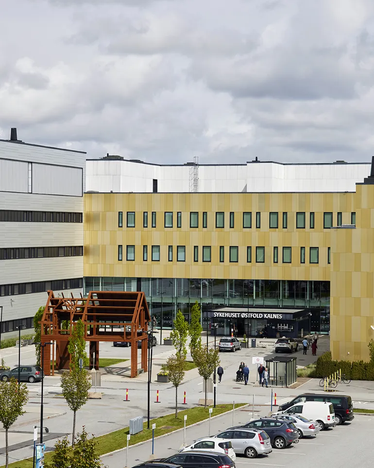 En stor bygning med parkeringsplass