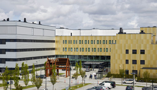 En stor bygning med parkeringsplass