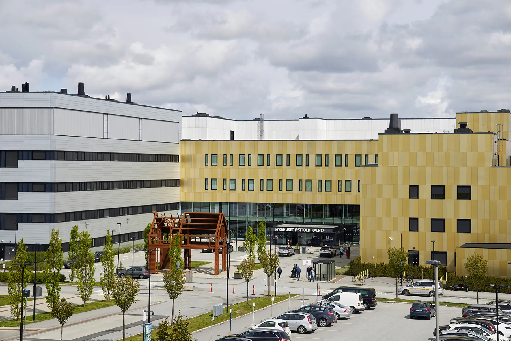 En stor bygning med parkeringsplass