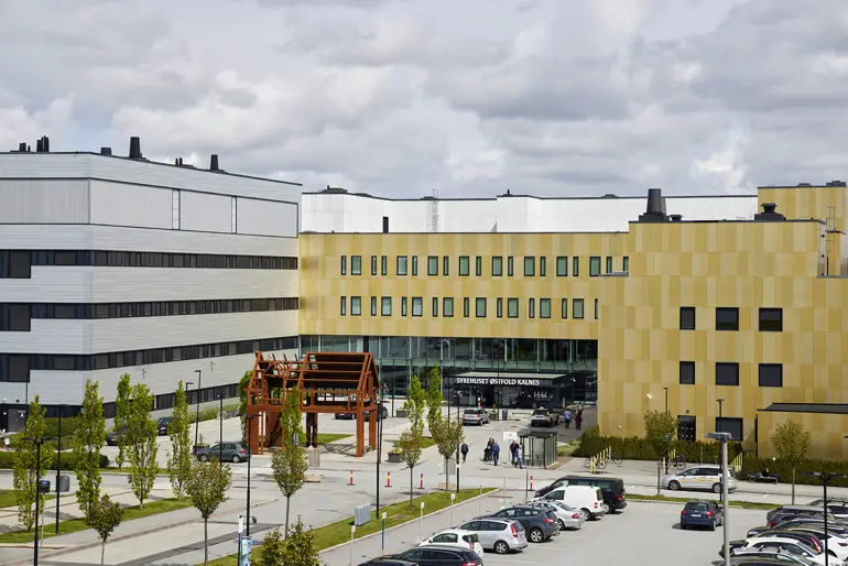En stor bygning med parkeringsplass