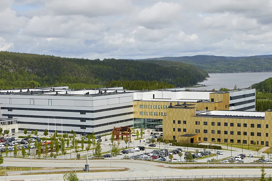 En stor bygning med parkeringsplass