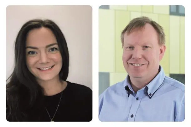 En mann og en kvinne som smiler