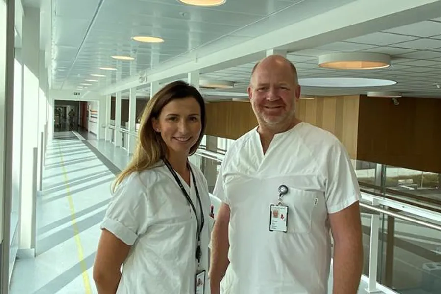 En mann og en kvinne som poserer for et bilde