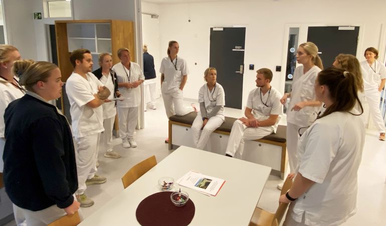En gruppe mennesker i hvite labfrakker