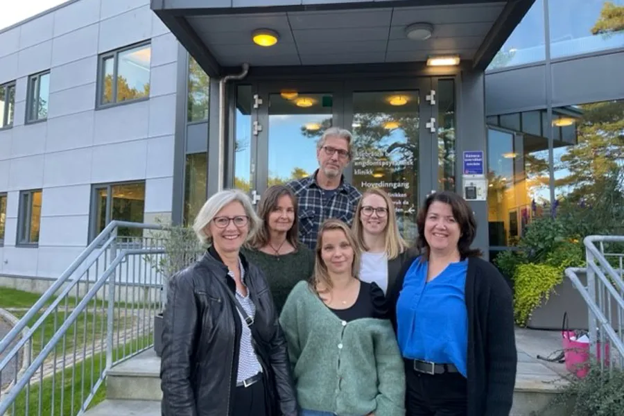 En gruppe mennesker som poserer for et bilde på en trapp