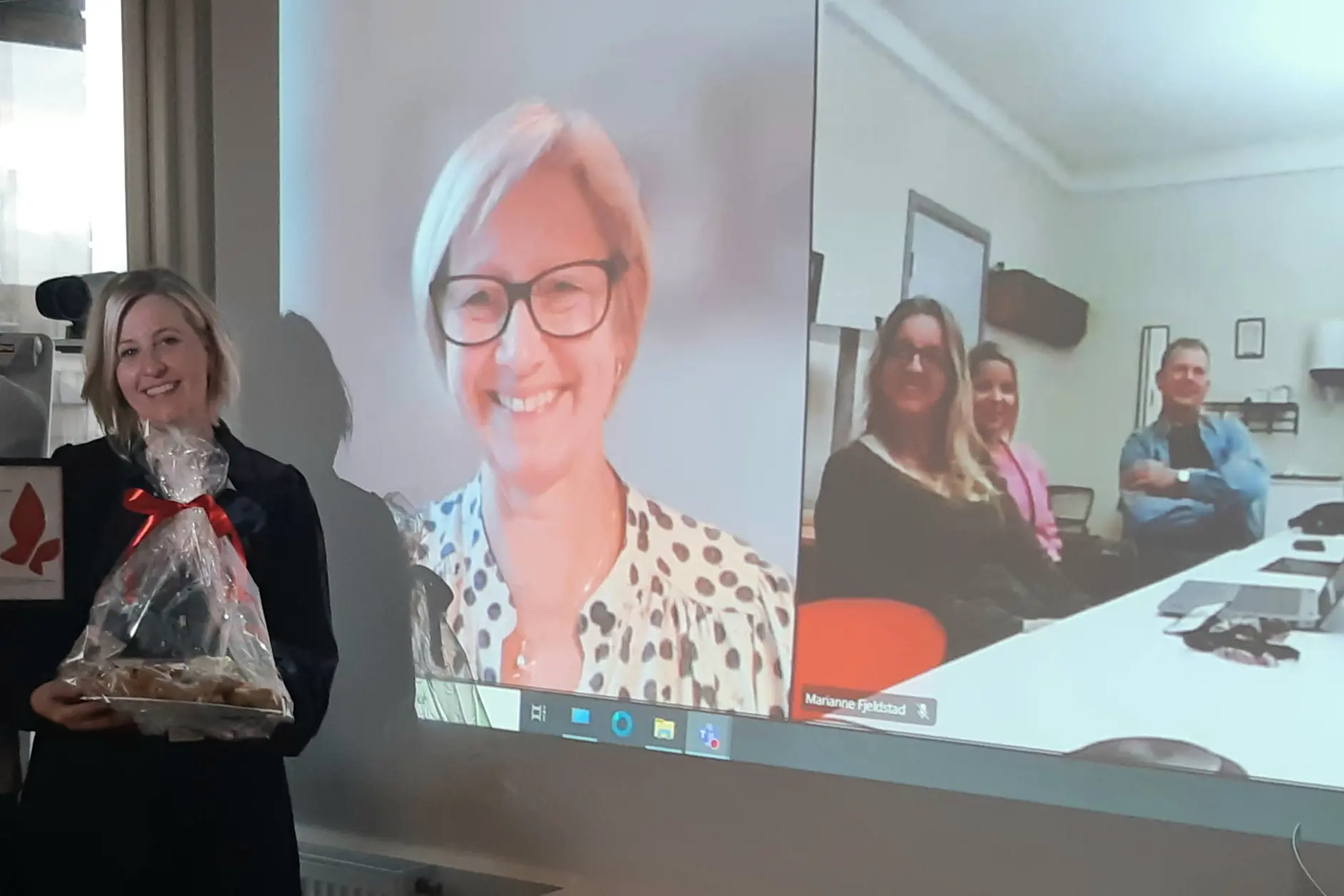 En gruppe mennesker i et rom