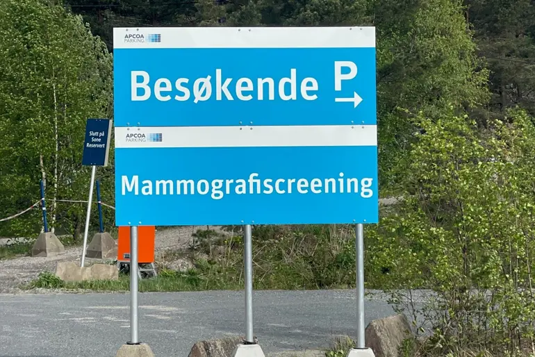 Skilt hvor det står parkering for besøkende og mammografiscreening