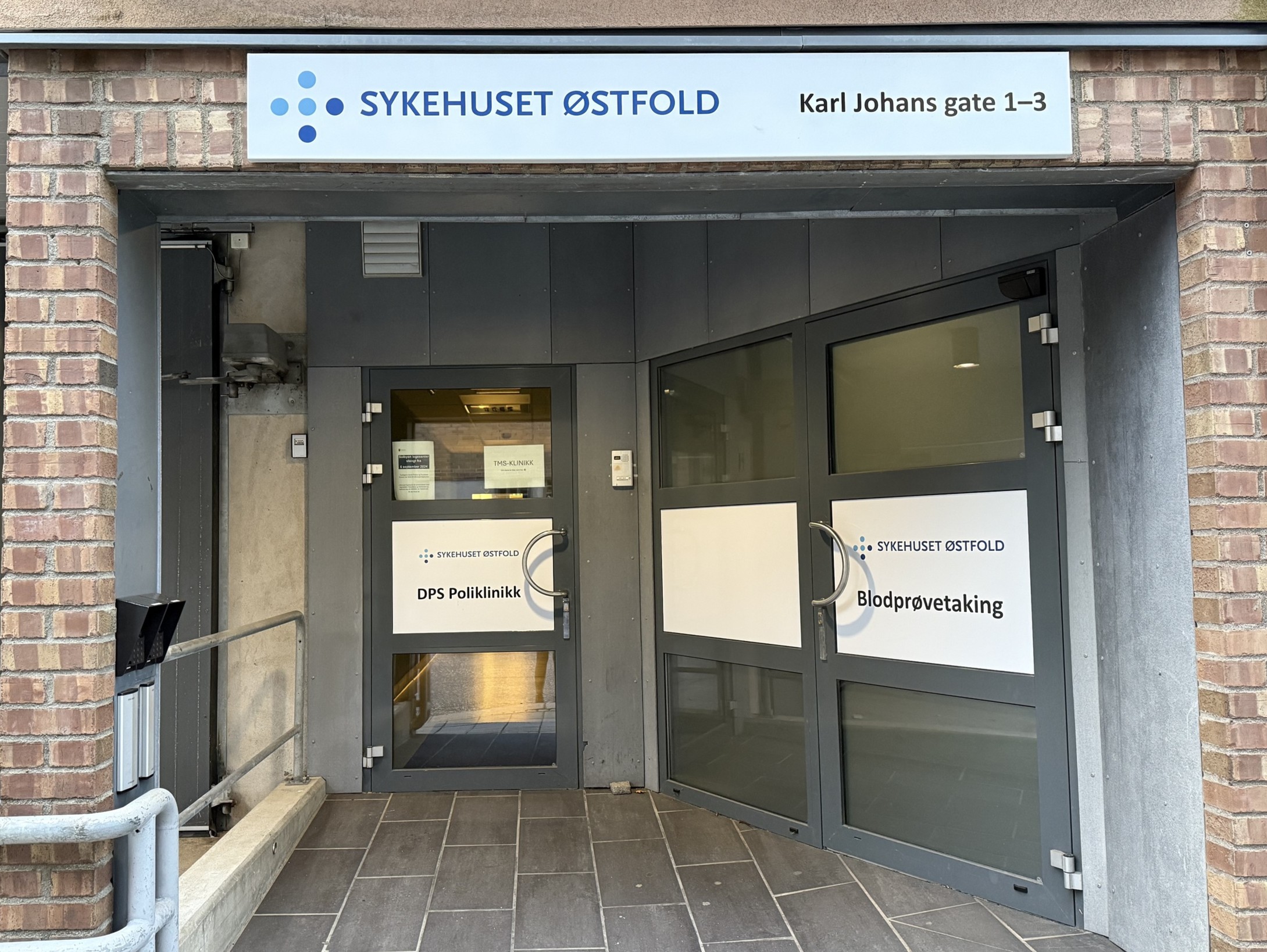 En bygning med skilt på forsiden