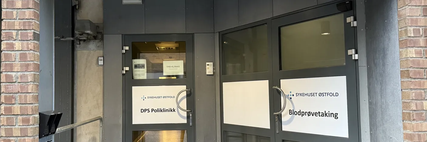 En bygning med skilt på forsiden