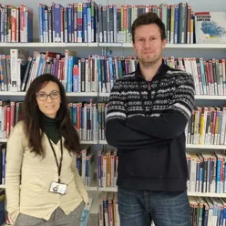 To bibliotekarer foran en bokhylle