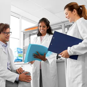 Tre leger står og prater