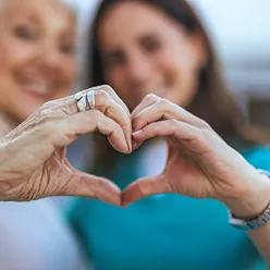 Et nærbilde av mennesker som håndhilser