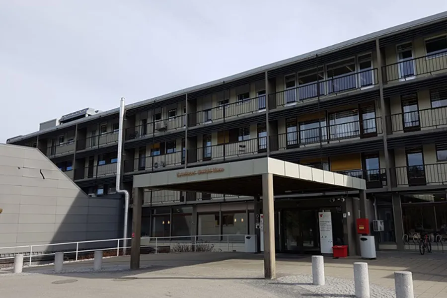 Casa del Fascio med parkeringsplass