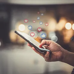 En person som holder en mobil