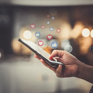 En person som holder en mobil