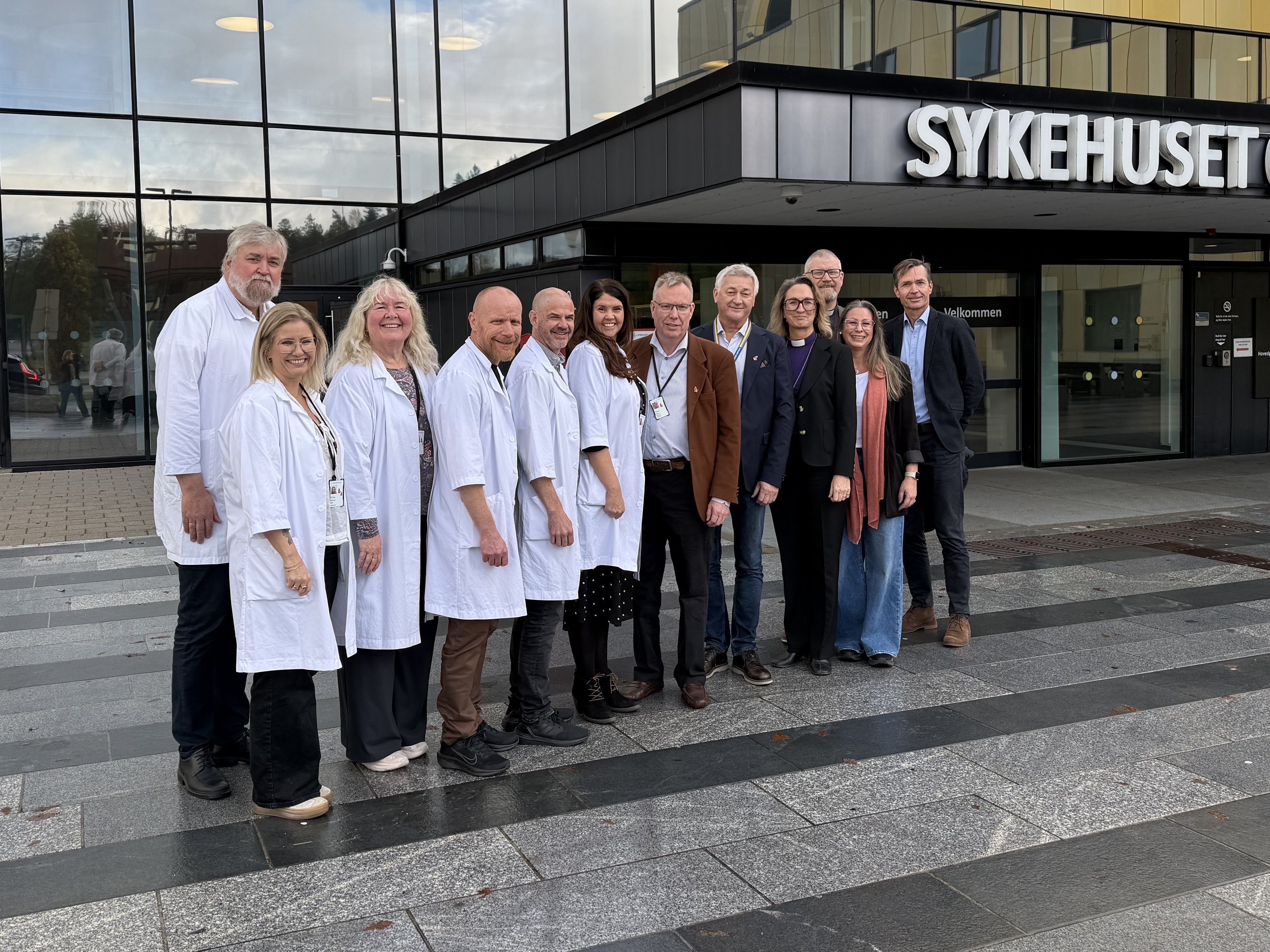Biskop Kari Alvsvåg med sin stab sammen med sykehusprestene. fagdirektør og adm direktør