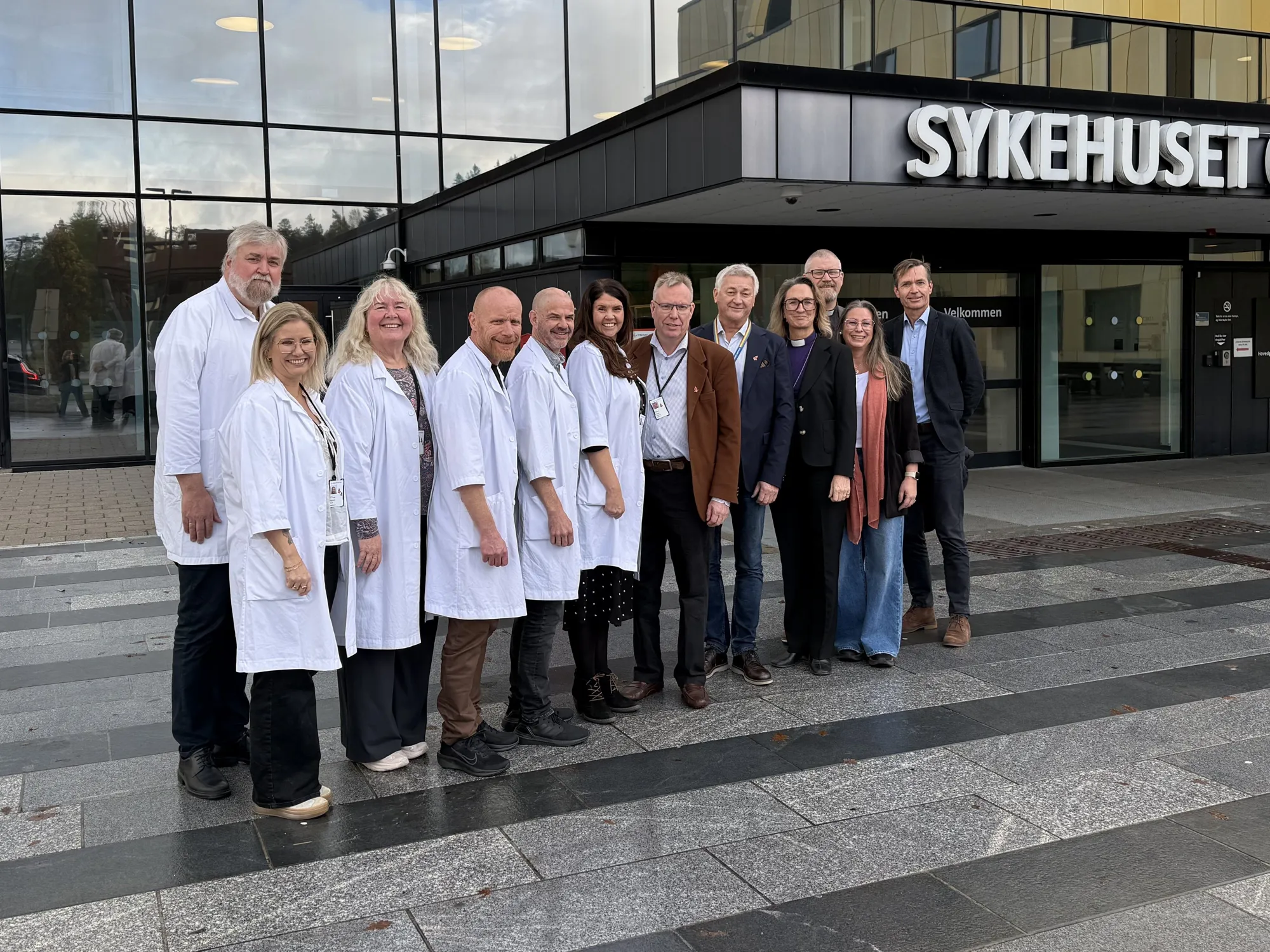 Biskop Kari Alvsvåg med sin stab sammen med sykehusprestene. fagdirektør og adm direktør