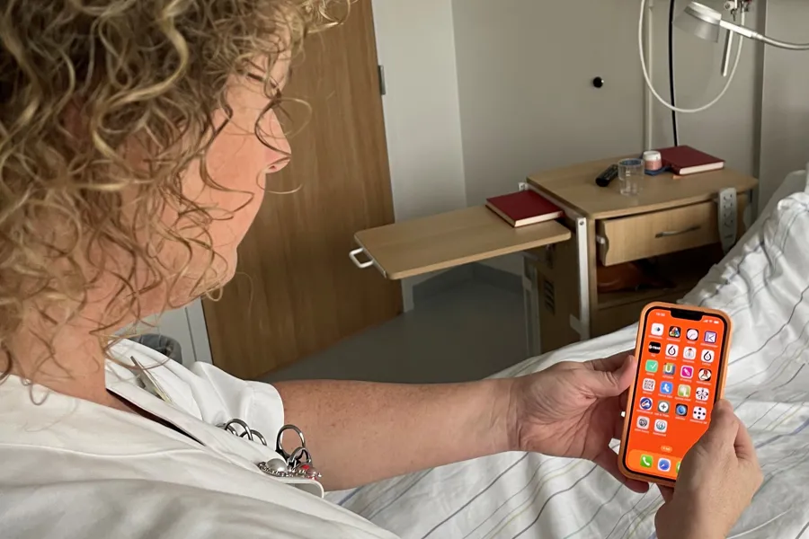 Medarbeider med rolletelefon