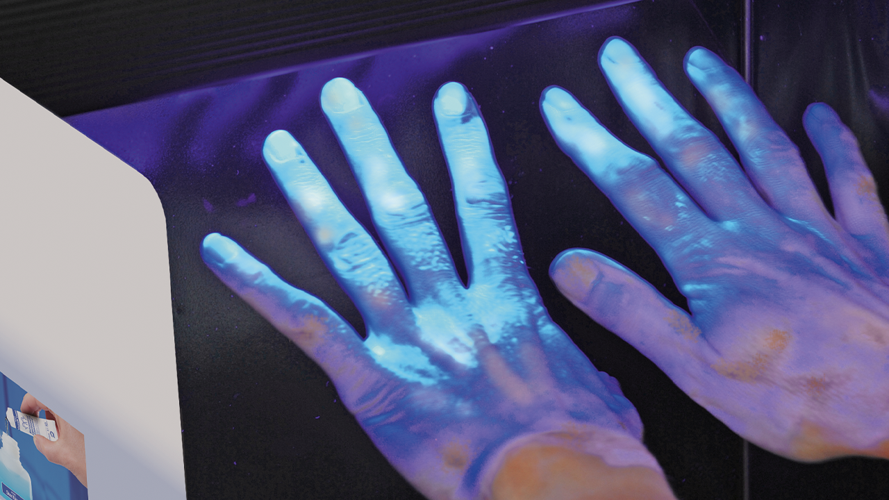 Et nærbilde av hender som lyses på av UV svart lys
