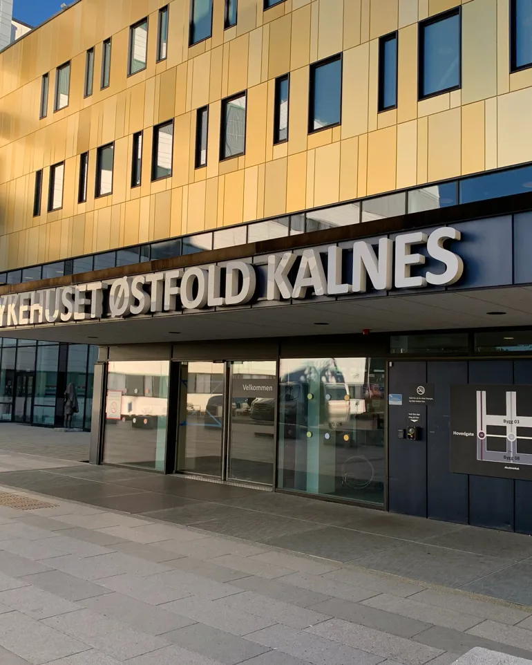 En bygning med glassvinduer