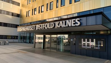 En bygning med glassvinduer