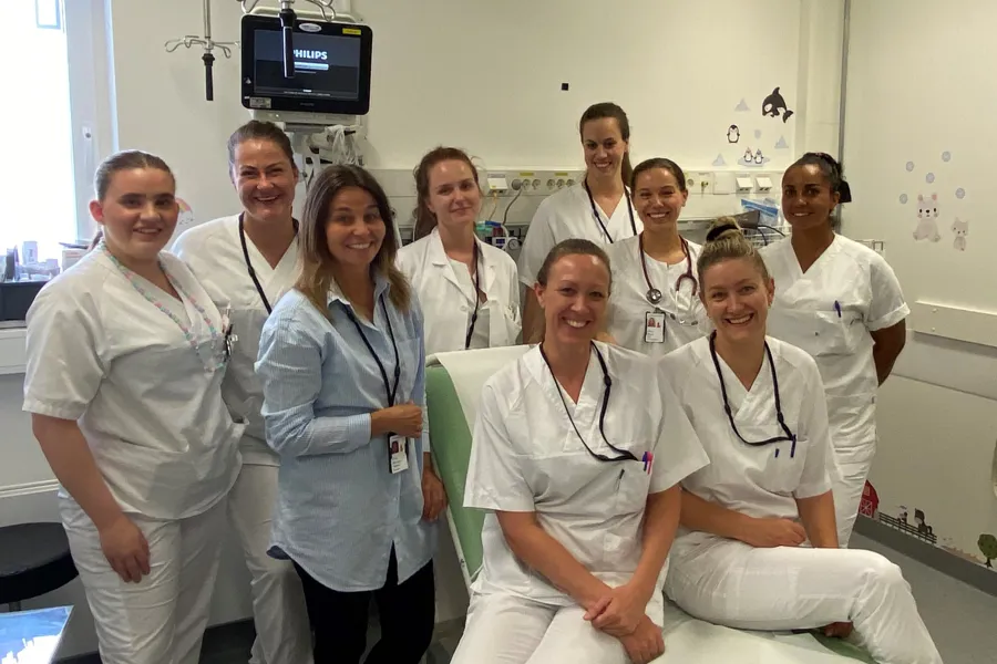 En gruppe mennesker i hvite labfrakker