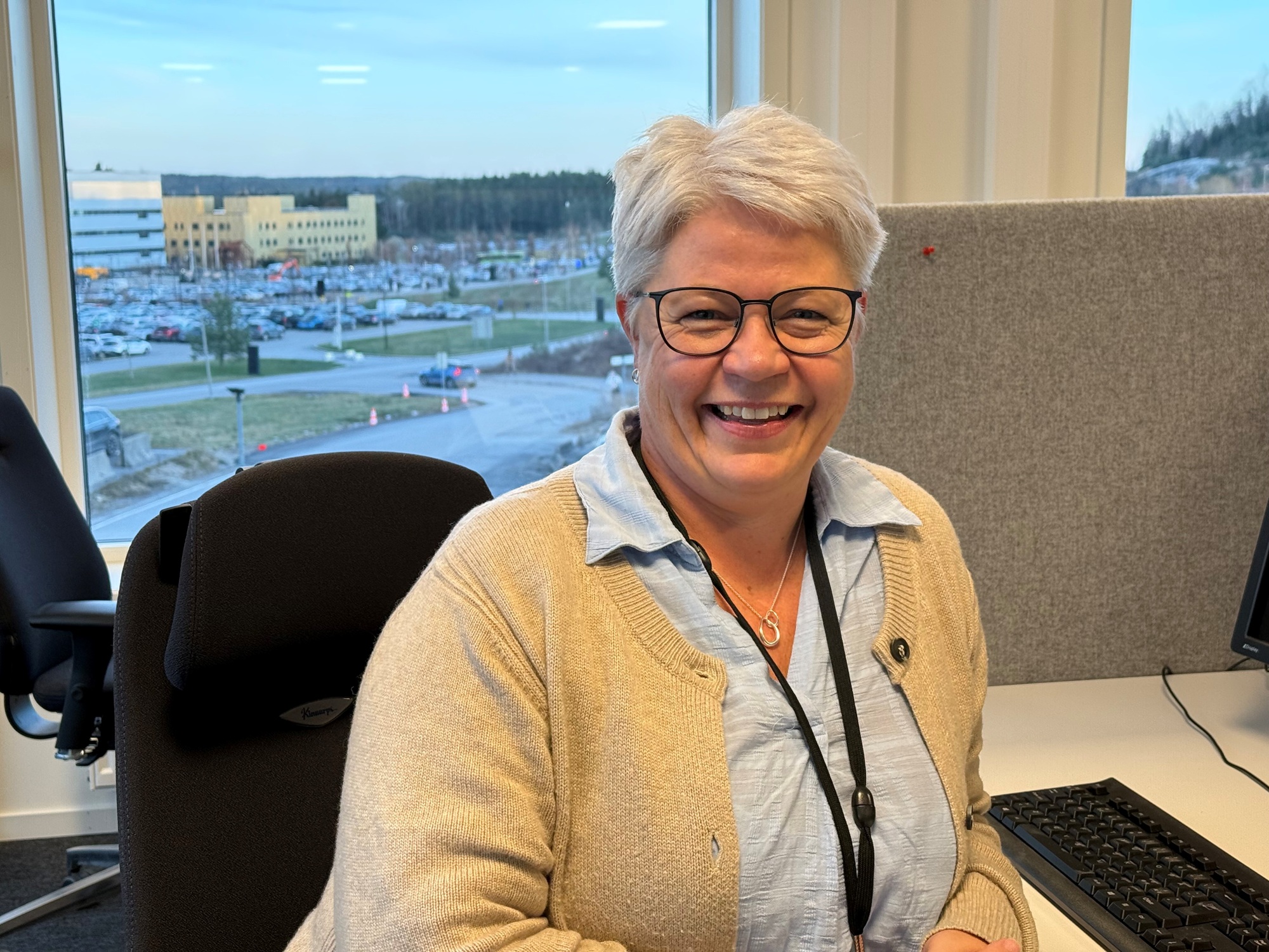 En person som sitter i en stol