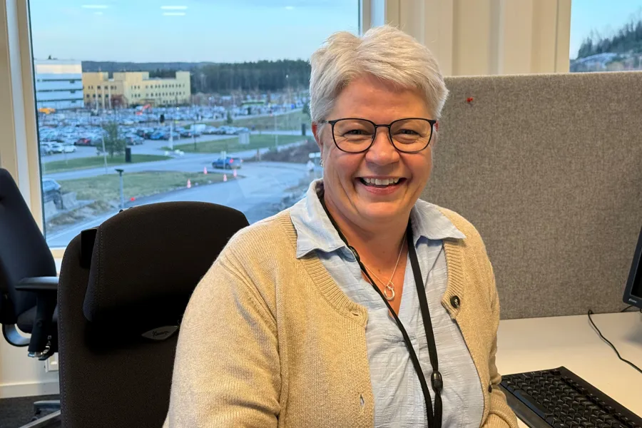 En person som sitter i en stol