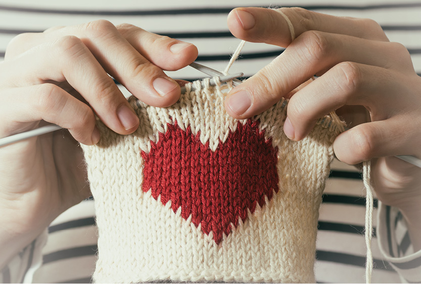 Hender som holder et hjerte