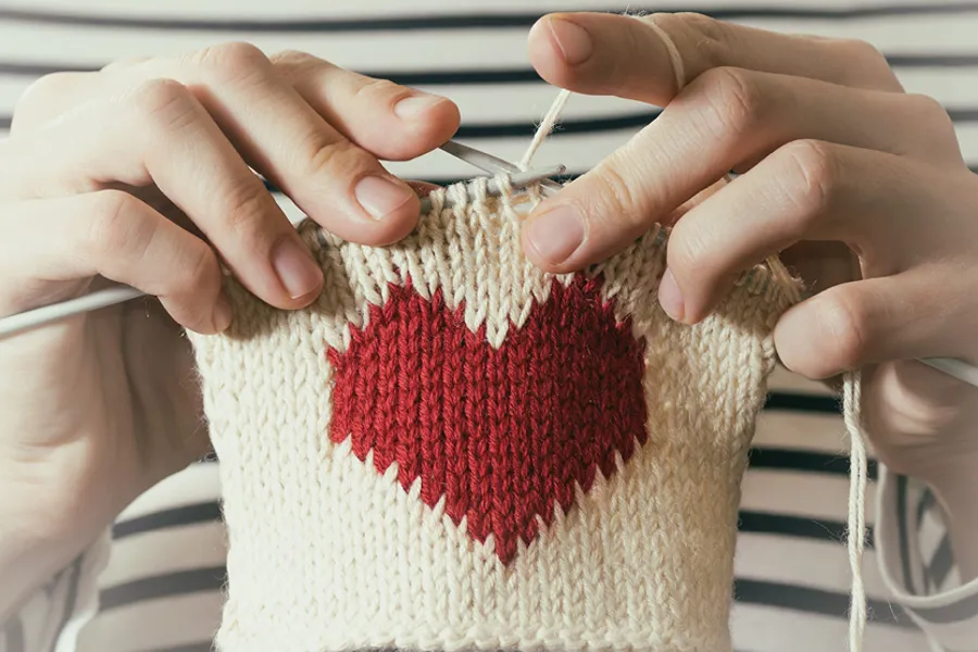 Hender som holder et hjerte