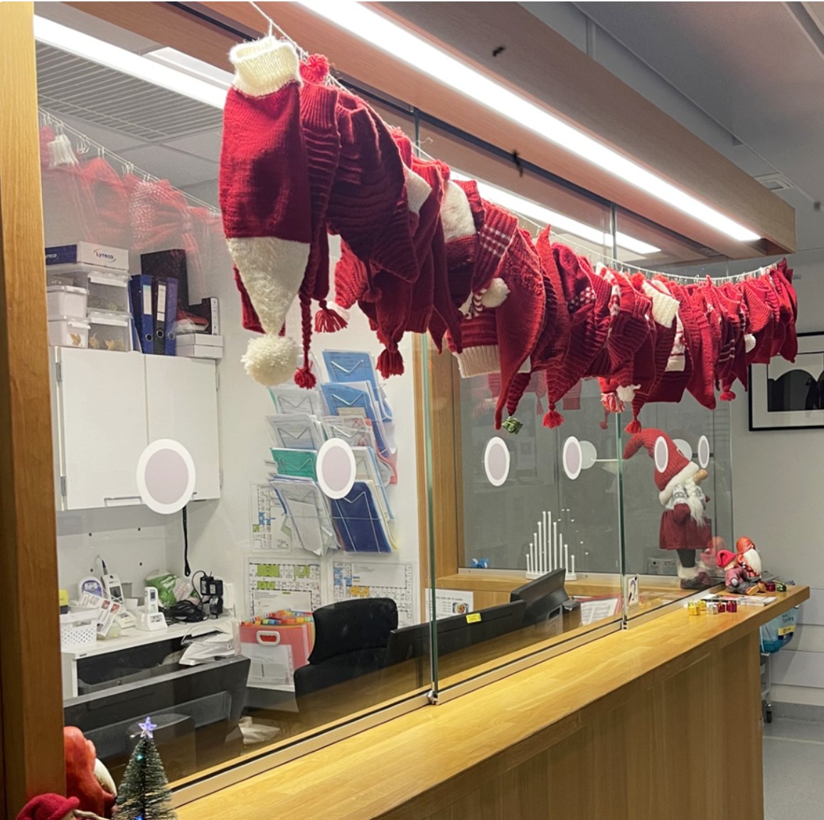 Et rom med et speil og en benk med klær fra det