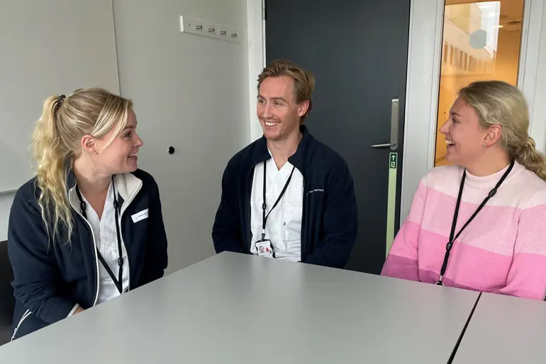 En gruppe mennesker som sitter ved et bord