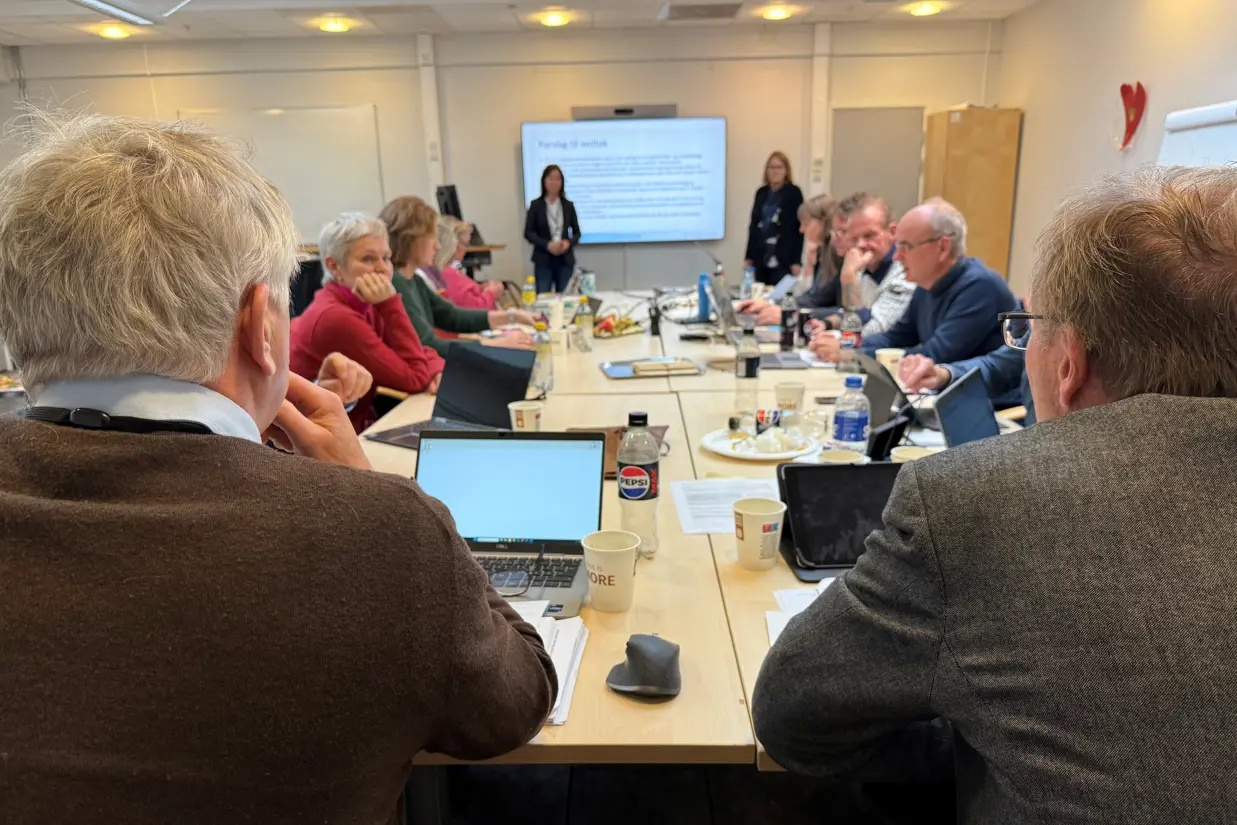 Anette Siebenherz, prosjektsjef fra Sykehuset Østfold og Lindis Burheim, prosjektsjef fra Sykehusbygg la fram saken for styret under styremøtet som ble holdt i Haldenklinikken.