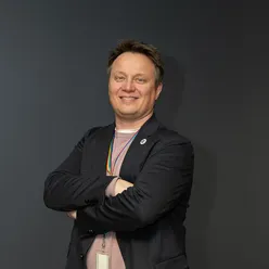 A person with the arms crossed