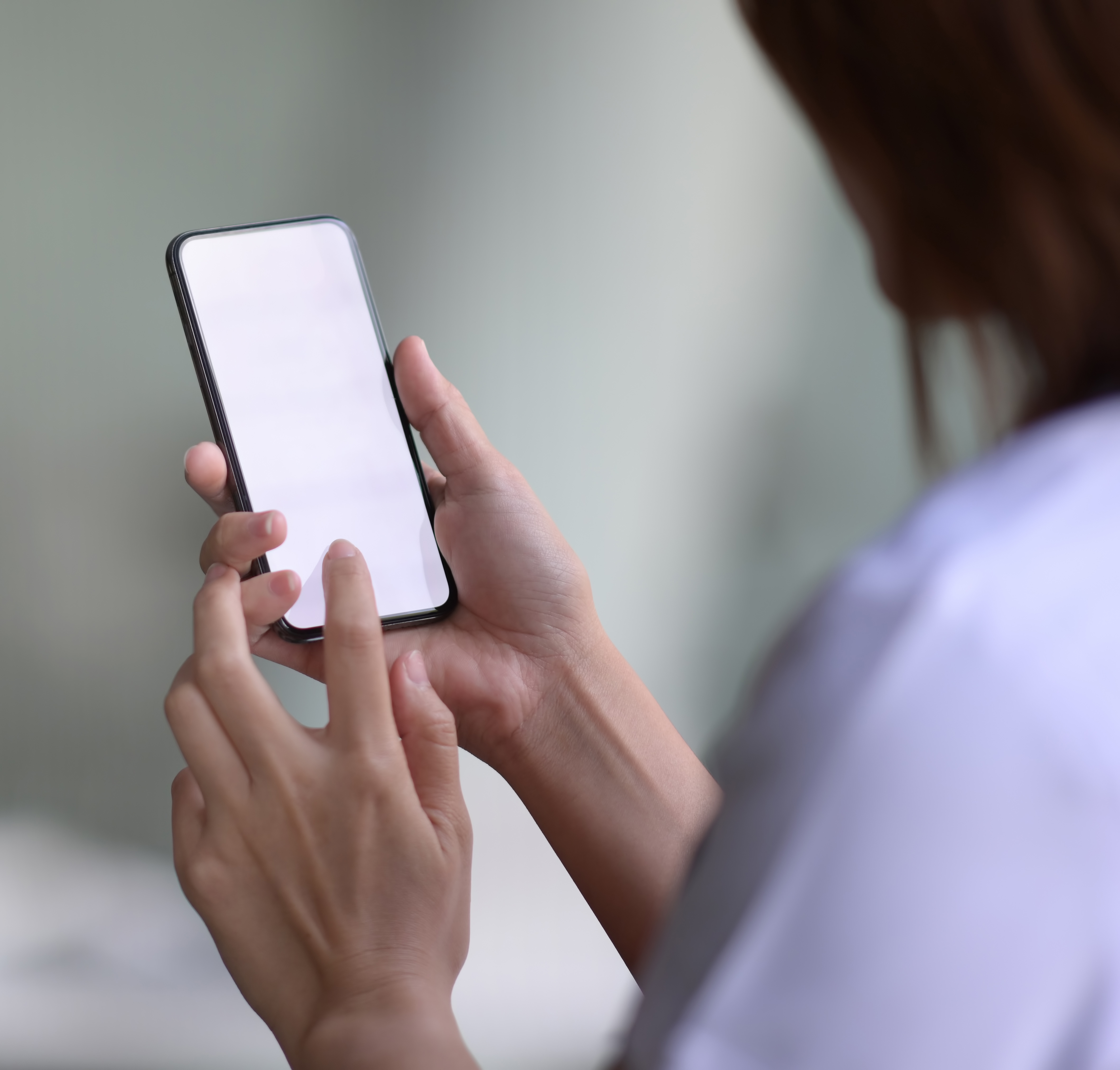 En person som holder en telefon