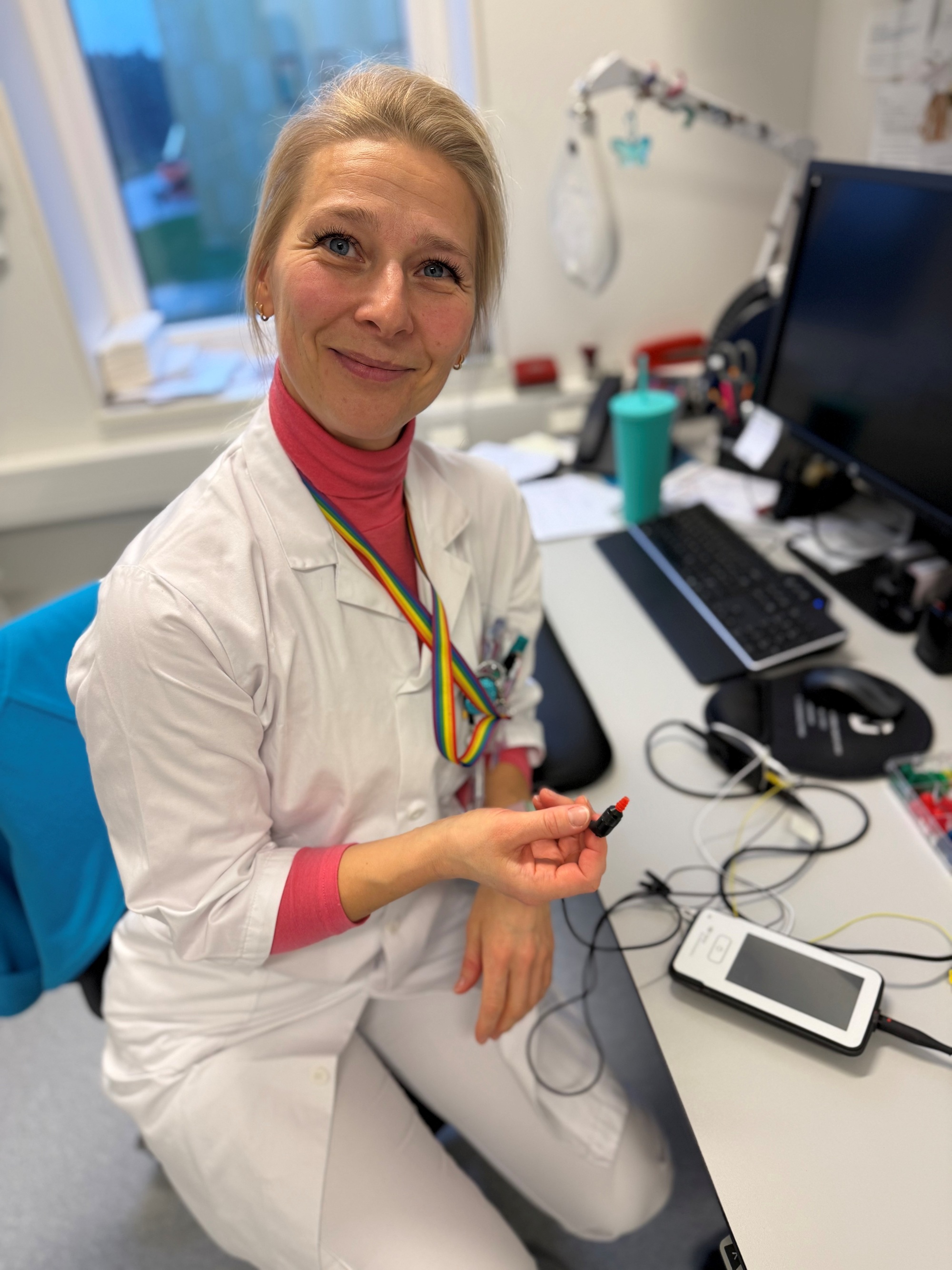 Wiebke Hudemann viser fram screeningutstyr